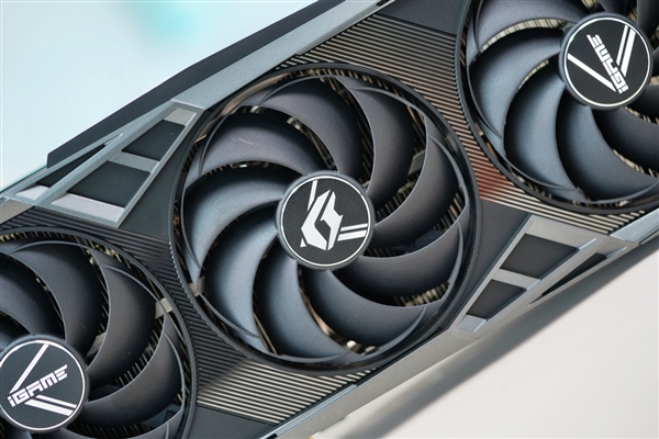 独特磁吸智屏!七彩虹iGame RTX 4070 Vulcan OC显卡图赏
