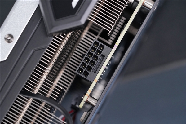 奢华散热!索泰RTX 4070天启OC显卡图赏