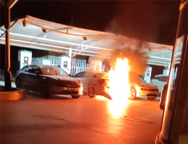 曝极氪001打破“零自燃”纪录 官方放视频自证:被邻车引燃(图1) 曝极氪001打破“零自燃”纪录 官方放视频自证:被邻车引燃