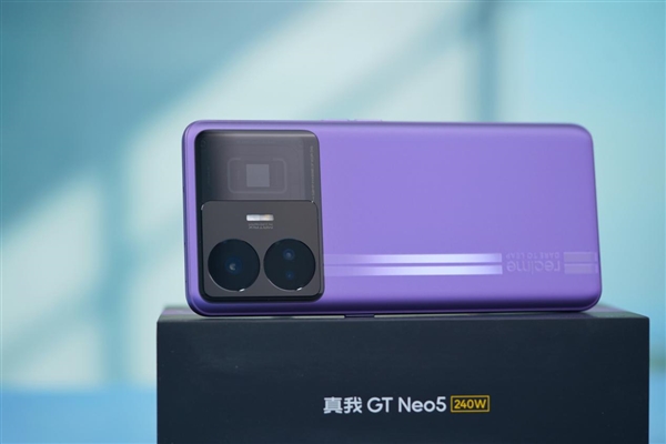 全球首发量产240W秒充！真我GT Neo5图赏