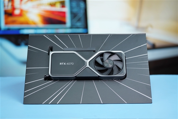 延续4090外观 小巧太多了!NVIDIA RTX 4070公版图赏