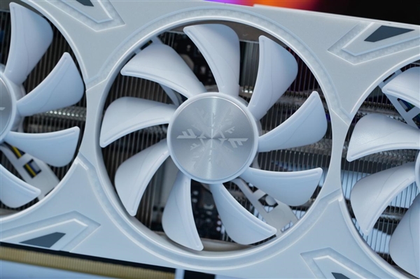 纯白外壳淡雅清新！耕升RTX 4060 Ti踏雪显卡图赏