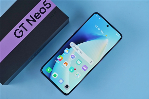 全球首发量产240W秒充！真我GT Neo5图赏