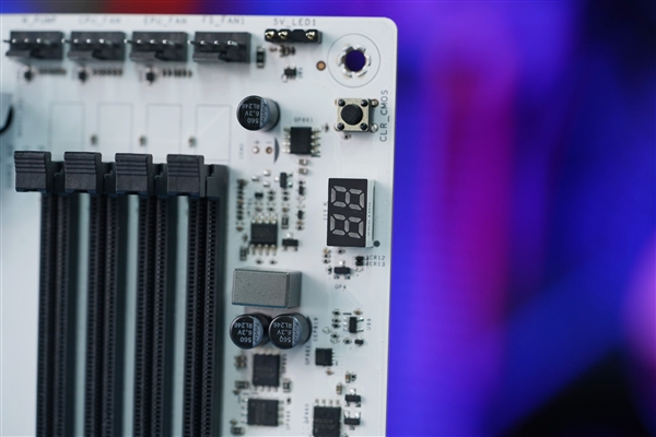 纯白PCB夺目!影驰Z790金属大师D5 Wi-Fi白金版图赏