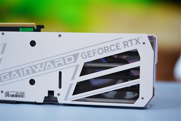第三代“风雪”散热器 小巧高颜值!耕升RTX 4070踏雪显卡图赏