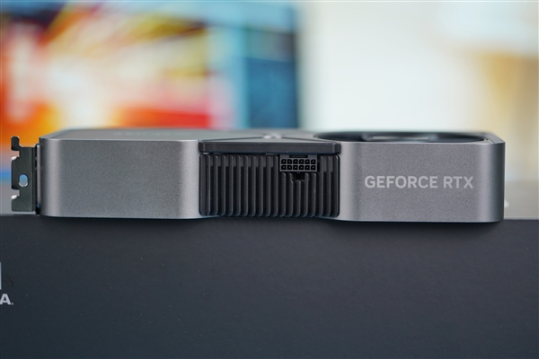 延续4090外观 小巧太多了!NVIDIA RTX 4070公版图赏