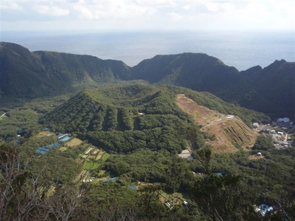 易守难攻：日本这座活火山的火山口里住着170人