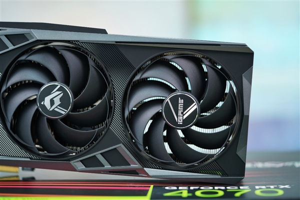 独特磁吸智屏!七彩虹iGame RTX 4070 Vulcan OC显卡图赏
