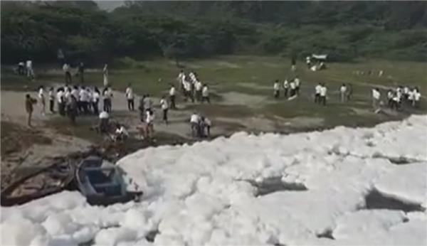 印度首都河面漂浮大量有毒泡沫：一眼望不到边