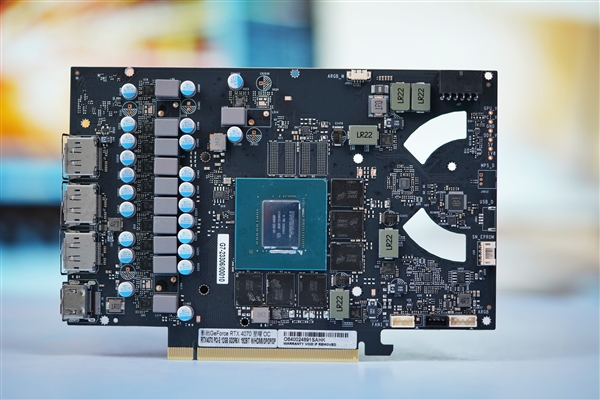 纯白机身美翻了!影驰RTX 4070星曜OC图赏