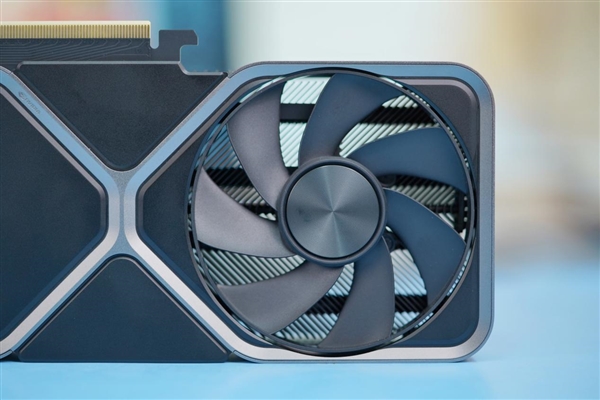 延续4090外观 小巧太多了!NVIDIA RTX 4070公版图赏
