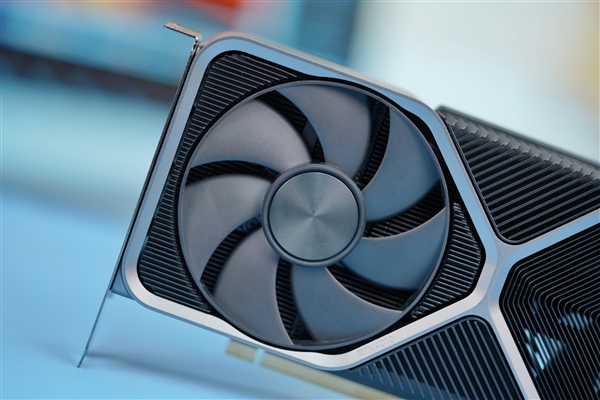 延续4090外观 小巧太多了!NVIDIA RTX 4070公版图赏