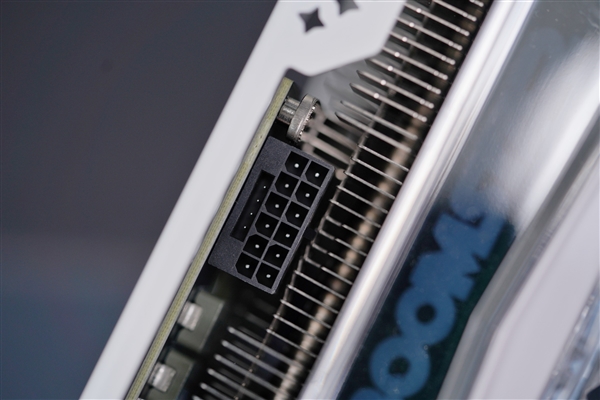 纯白机身美翻了!影驰RTX 4070星曜OC图赏