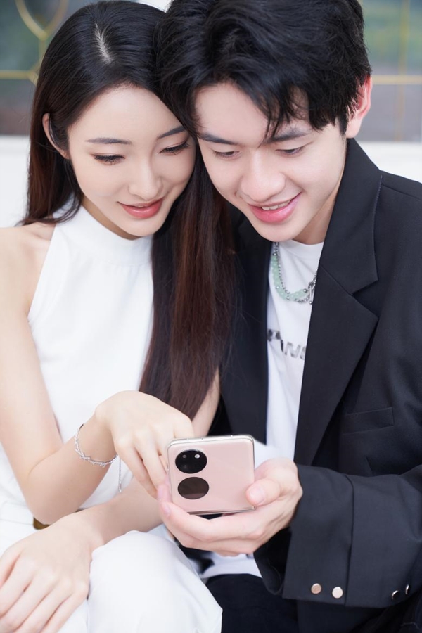 男友/女友一起换机！今年520送华为Pocket S小折叠“泰裤辣”