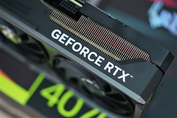 独特磁吸智屏!七彩虹iGame RTX 4070 Vulcan OC显卡图赏