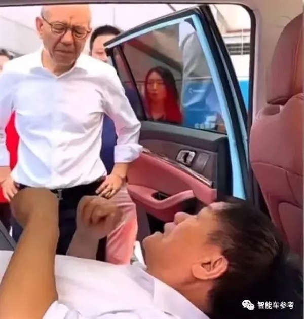 创维造车：主打座舱养生续命、碰撞测试0分！真是讽刺他妈给讽刺开门