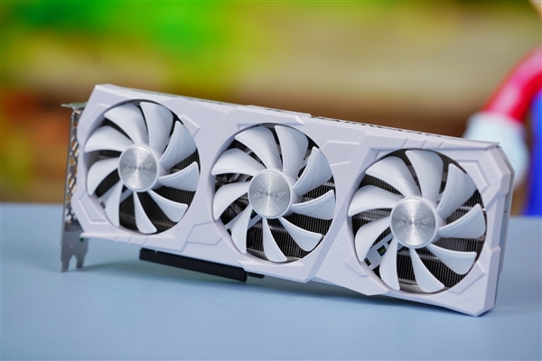 第三代“风雪”散热器 小巧高颜值!耕升RTX 4070踏雪显卡图赏