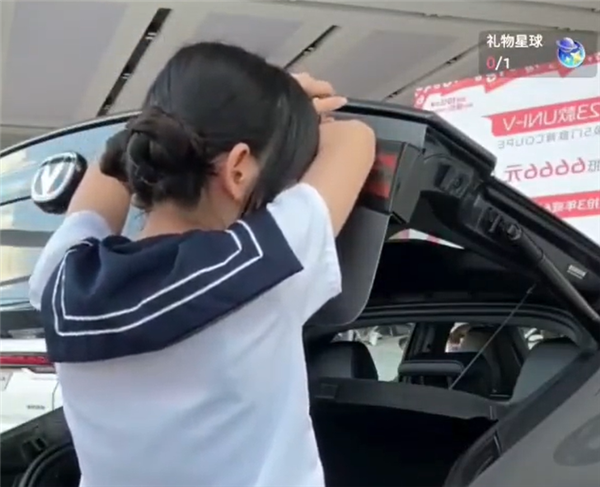 长安4S卖车女主播被尾翼夹手惊声尖叫 公司回应:突发事件、有点浮夸