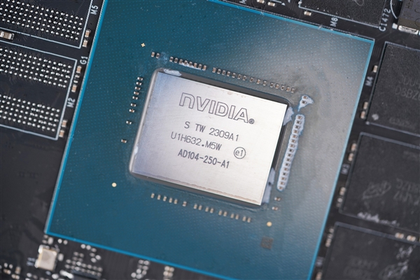 纯白机身美翻了!影驰RTX 4070星曜OC图赏