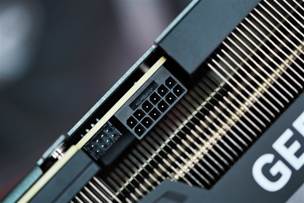 独特磁吸智屏!七彩虹iGame RTX 4070 Vulcan OC显卡图赏