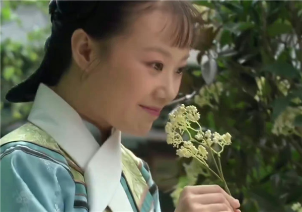流朱让甄嬛闻石楠花的香气上热搜 网友科普:换谁都不爱闻