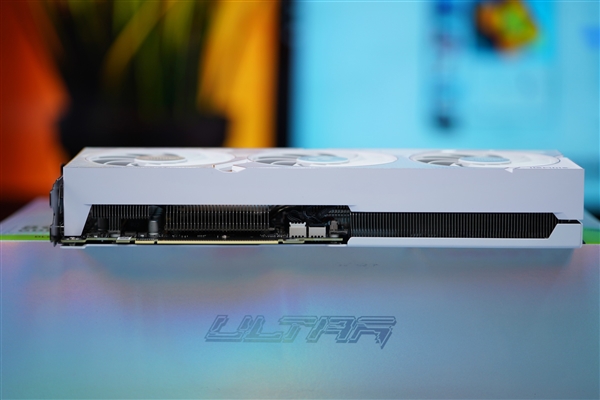 高颜值波普风!七彩虹RTX 4060 Ti Ultra W OC显卡图赏