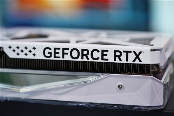 纯白机身美翻了!影驰RTX 4070星曜OC图赏
