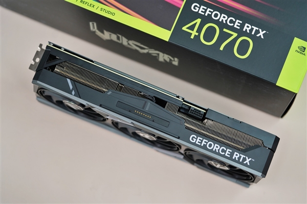 独特磁吸智屏!七彩虹iGame RTX 4070 Vulcan OC显卡图赏
