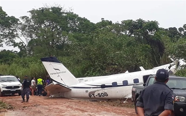 美国一飞行比赛发生意外：2架飞机降落时相撞致2飞行员死亡