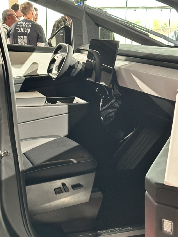 马斯克亲自驾驶 特斯拉Cybertruck再露面：史上最大雨刷抢镜