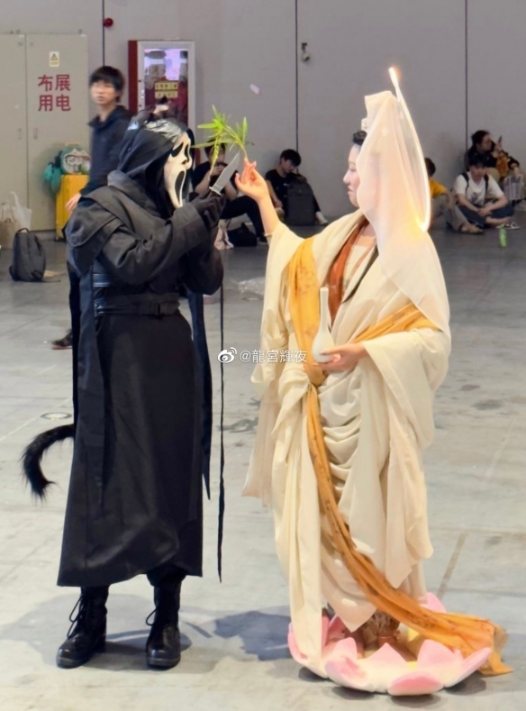 上海漫展惊现“女菩萨”:还真有人顶礼膜拜