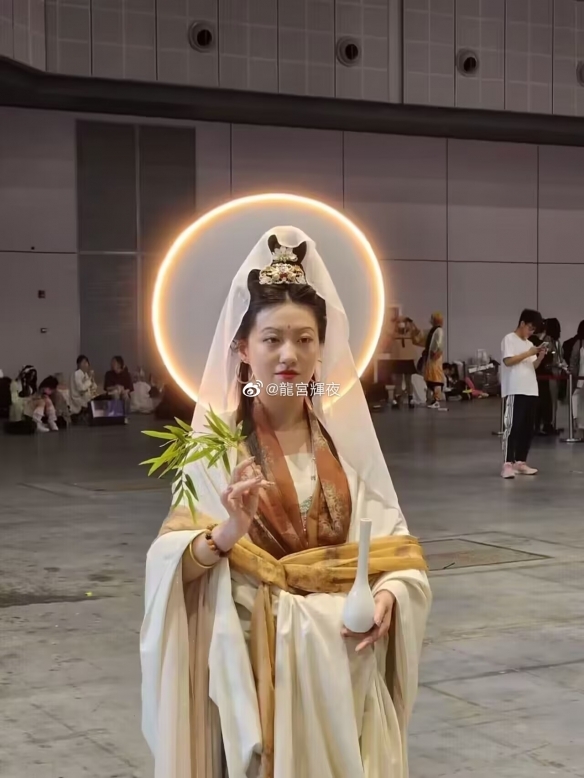 上海漫展惊现“女菩萨”:还真有人顶礼膜拜