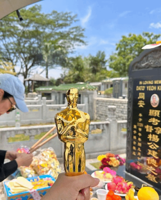 荣归故里!杨紫琼带奥斯卡小金人扫墓