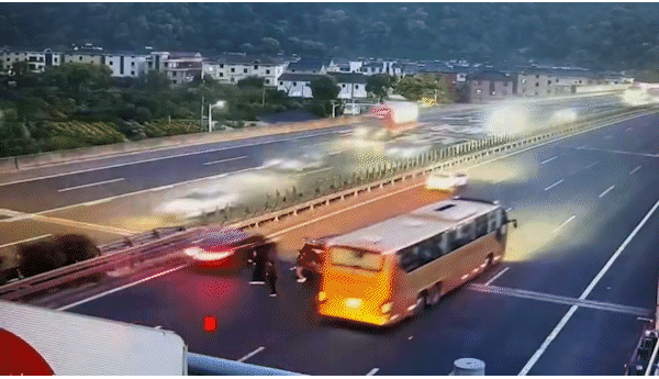高速上惊现喷气式汽车 车尾一路滚滚浓烟 涡轮增压器坏了