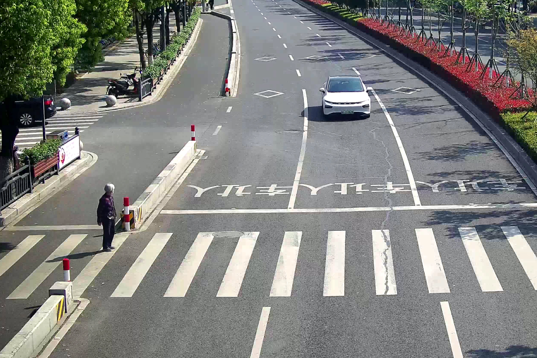 小鹏P7停车礼让 随后看呆:老奶奶5秒跑过斑马线还竖大拇指