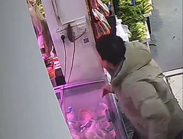 大哥徒手4秒6连掌送鼠鼠“回家” 网友看笑：练家子！