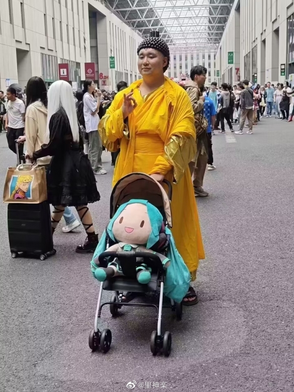 上海漫展惊现“女菩萨”:还真有人顶礼膜拜