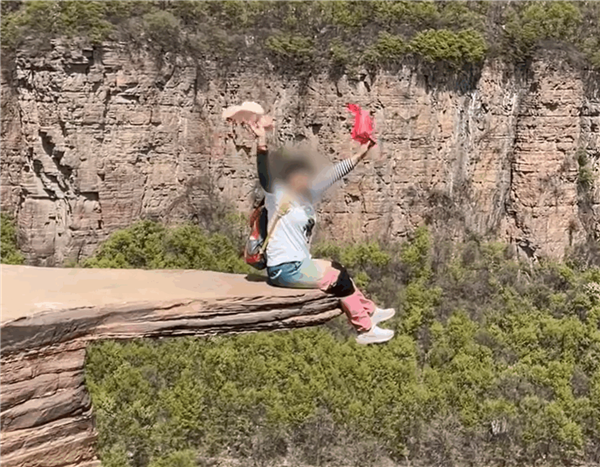 出现裂缝仍有游客打卡 网红悬崖试胆石被砸断:网友叫好