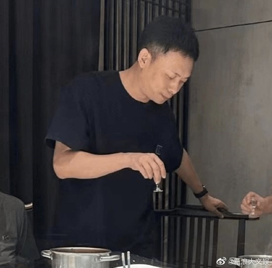张译《狂飙》热播后首露面:与网友合影笑容腼腆
