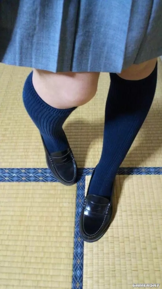 AI绘制日本女性社畜形象：穿OL制服的职场美女