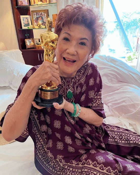 荣归故里!杨紫琼带奥斯卡小金人扫墓