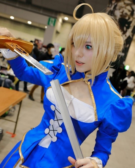 俄妹COS《Fate》Saber：泳装呆毛王 靓丽吸睛