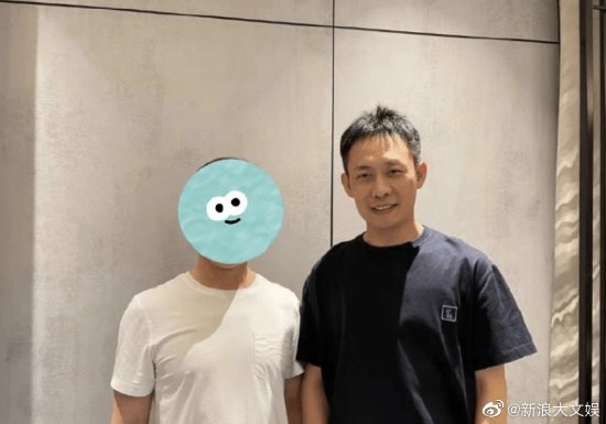 张译《狂飙》热播后首露面:与网友合影笑容腼腆