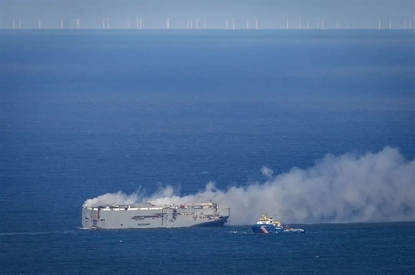 日本载近3000辆汽车货轮在荷兰海域起火：多车企回应