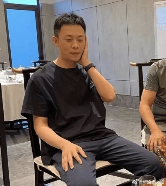 张译《狂飙》热播后首露面:与网友合影笑容腼腆