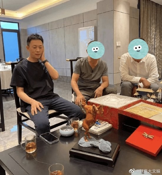 张译《狂飙》热播后首露面:与网友合影笑容腼腆