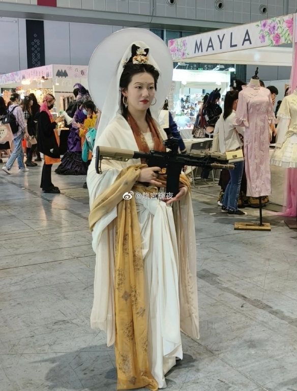 上海漫展惊现“女菩萨”:还真有人顶礼膜拜