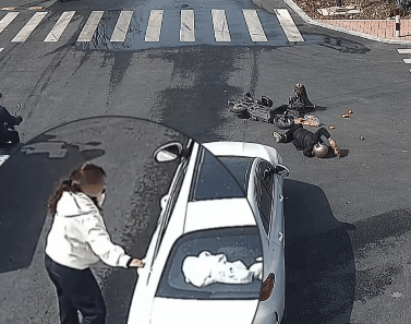 女司机穿高跟鞋开车撞人 谎称光脚开车 科普:光脚也违法