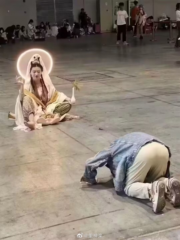 上海漫展惊现“女菩萨”:还真有人顶礼膜拜