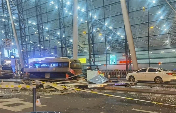 成都双流机场一岗亭被撞塌 官方通报：车辆失控、伤员均无生命危险